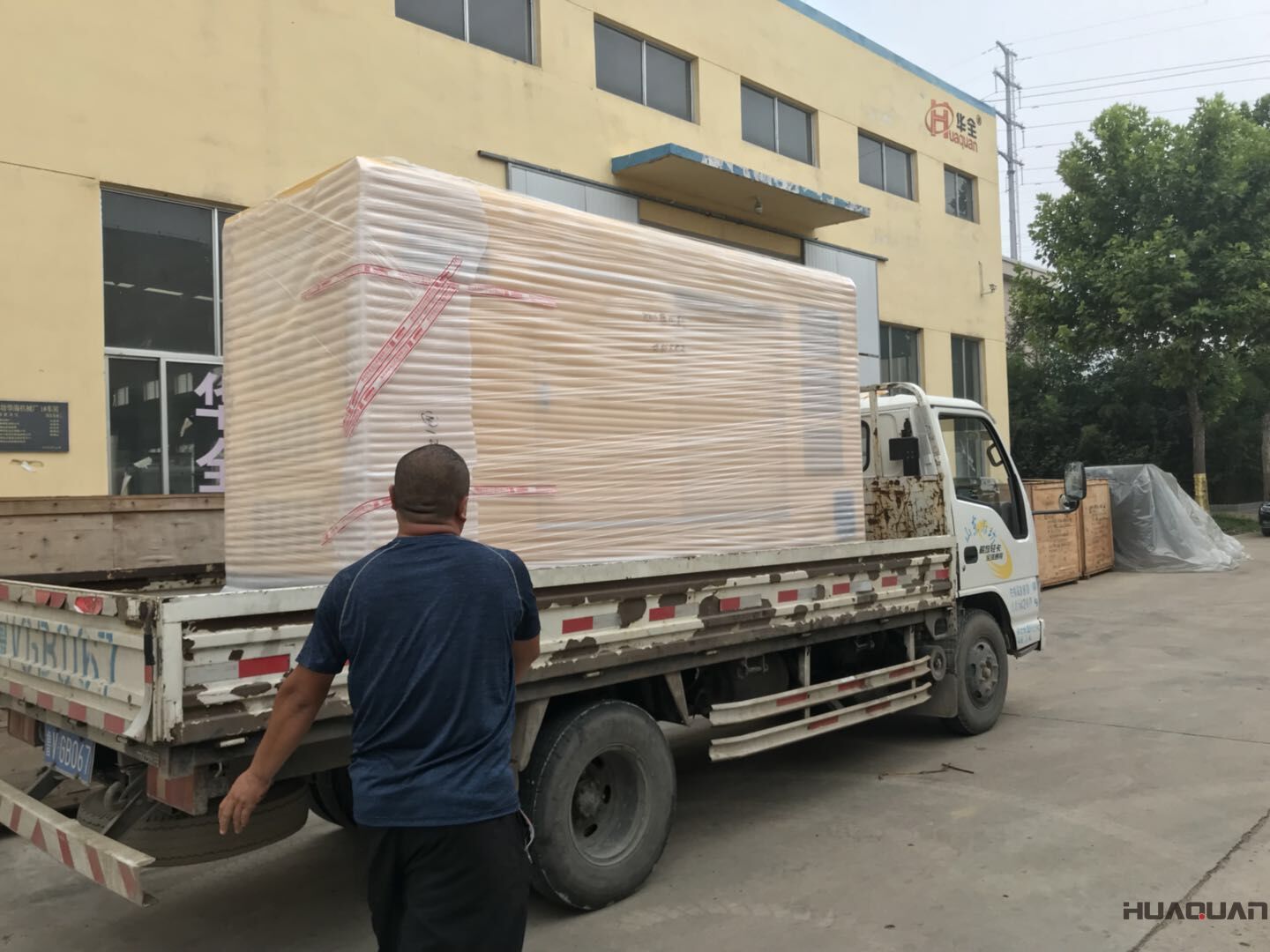 7月7日一臺HQ200NF靜音箱燃氣發(fā)電機組成功發(fā)往陜西省