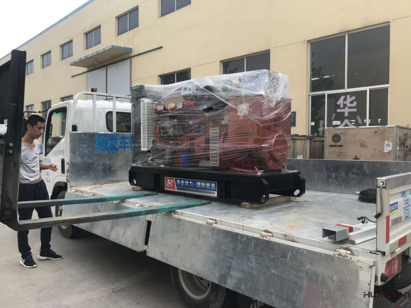 一臺(tái)100kw標(biāo)配型柴油發(fā)電機(jī)組于7月31號(hào)發(fā)往安徽