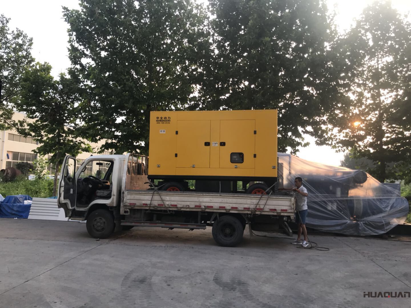  一臺(tái)250kw移動(dòng)拖車(chē)（含棚）型柴油發(fā)電機(jī)組于7月31號(hào)發(fā)往山東