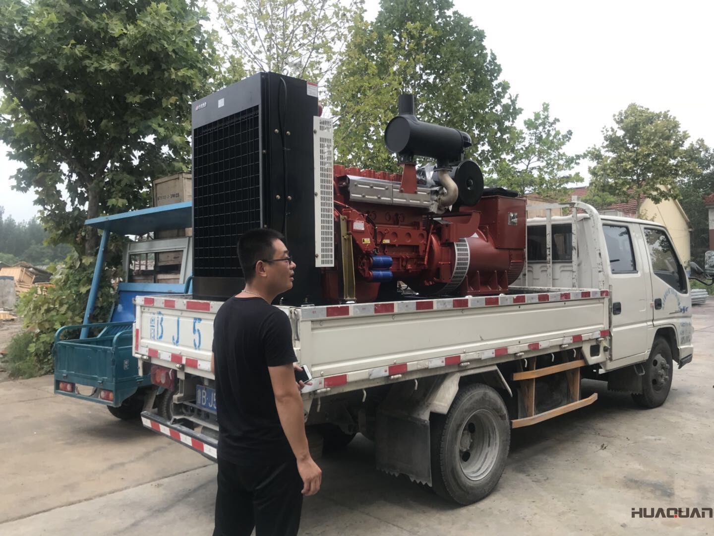 一臺300kw標配柴油發電機組于8月4日順利發往湖北省