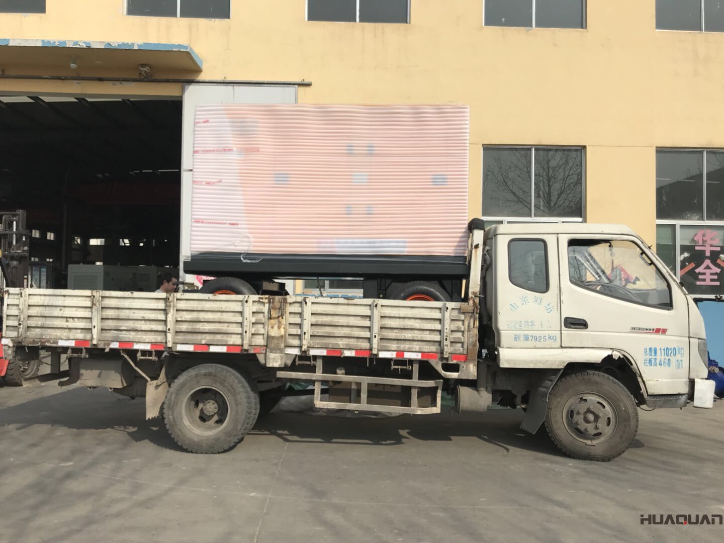 8月7日，一臺(tái)200kw防雨棚柴油發(fā)電機(jī)組從華全動(dòng)力成功發(fā)往山東省