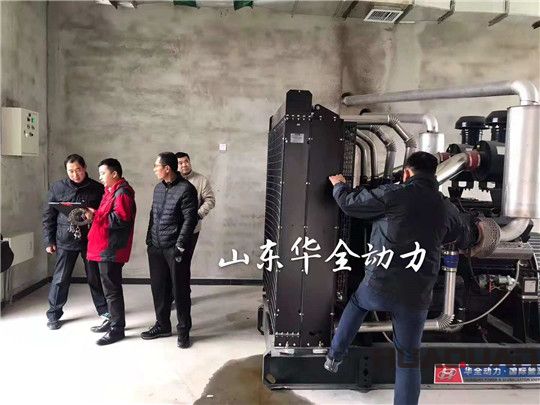 華全工作人員檢修維護發電機組