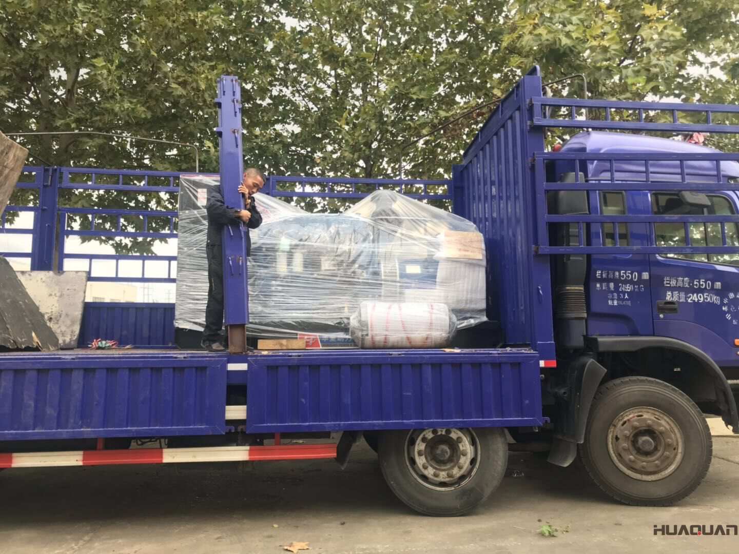 遼寧岳先生10月25日從華全動(dòng)力訂購了一臺(tái)300kw底座油箱立柜四保護(hù)柴油發(fā)電機(jī)組，現(xiàn)已順利發(fā)往目的地