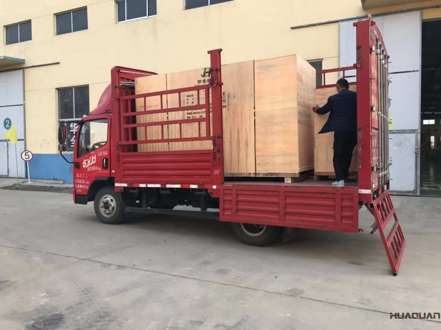 一臺300kw靜音型柴油發(fā)電機組于11月5日順利從華全動力發(fā)往河北省