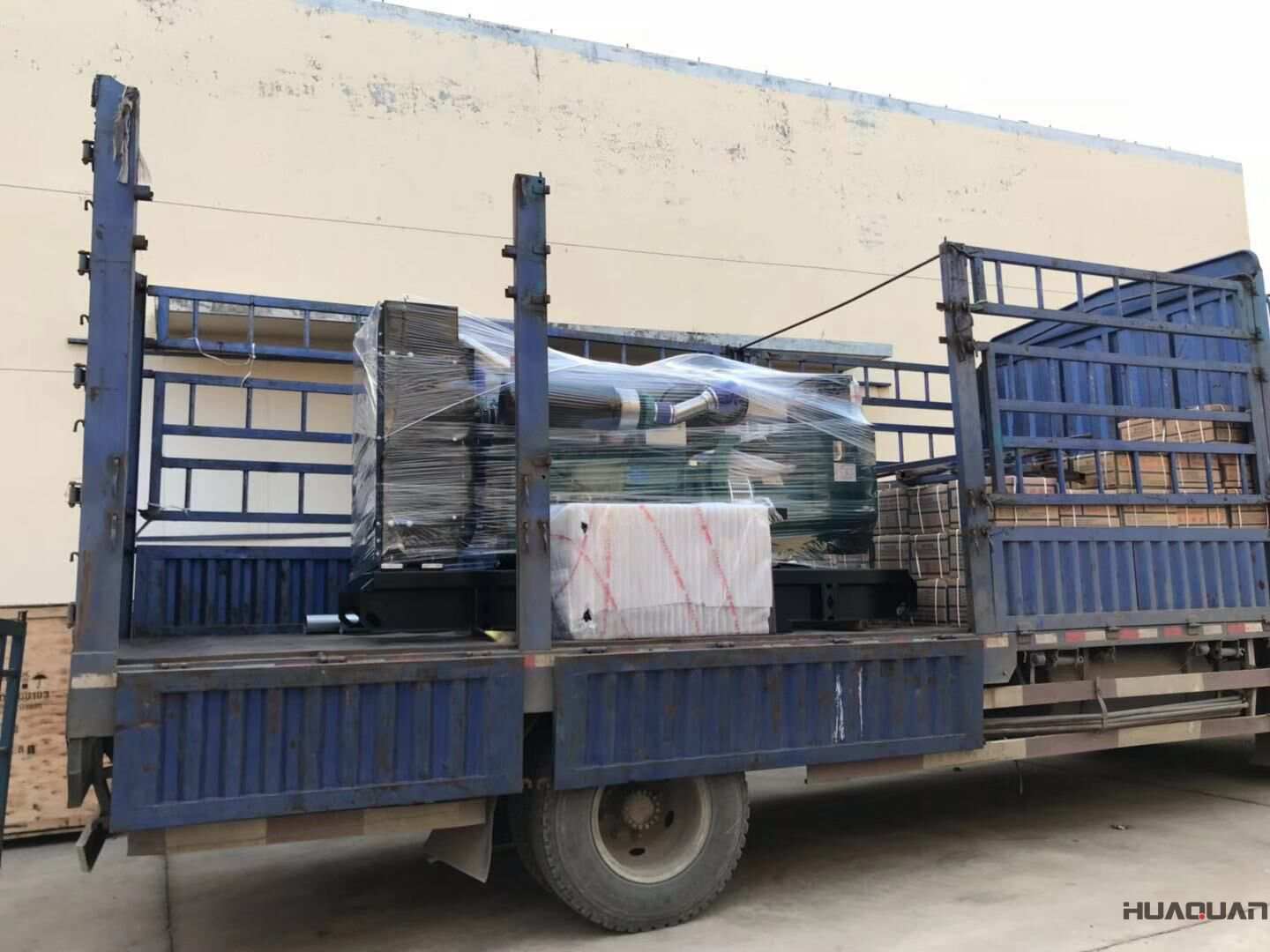 趙先生從華全動力采購的一臺200kw標配柴油發電機組于11月9日成功發往四川