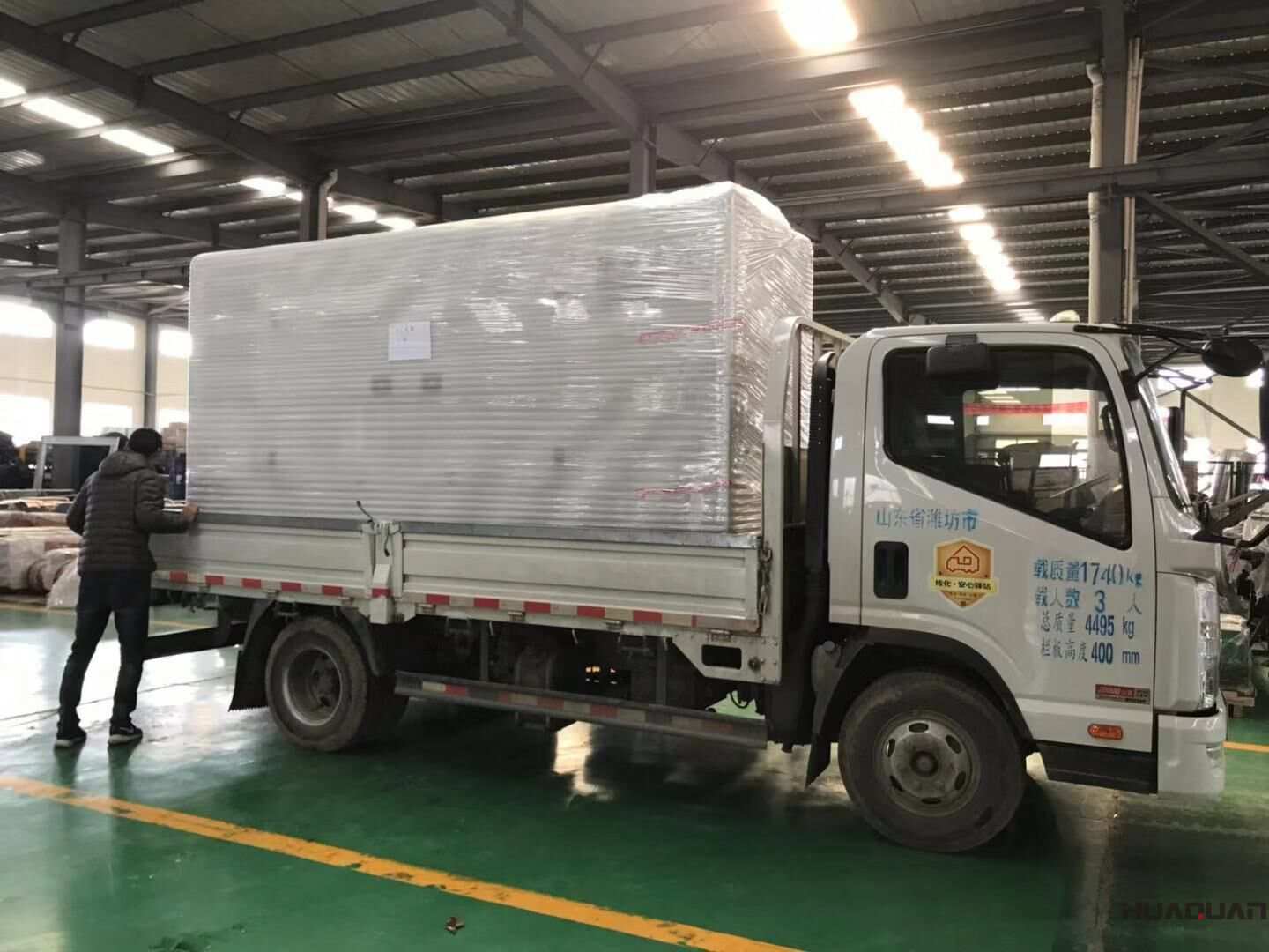 11月10日，于先生從華全動力訂購的一臺500kw移動靜音拖車柴油發電機組已經順利發往山東省