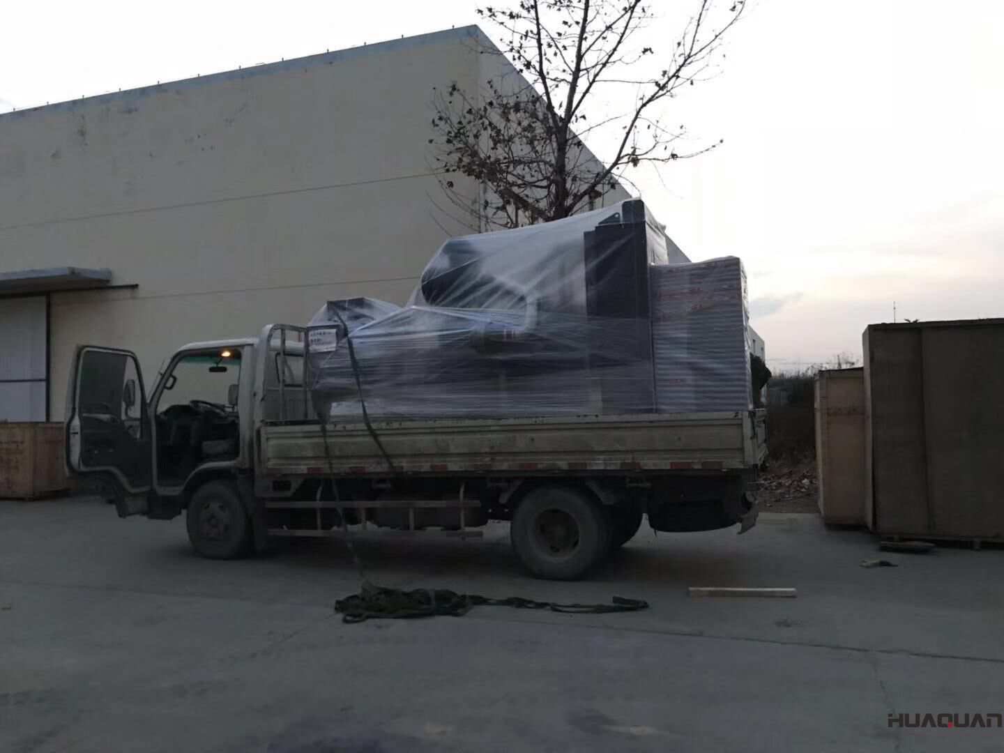 李先生從華全動力訂購的800kw四保護柴油發(fā)電機組于11月23日成功發(fā)往河北省