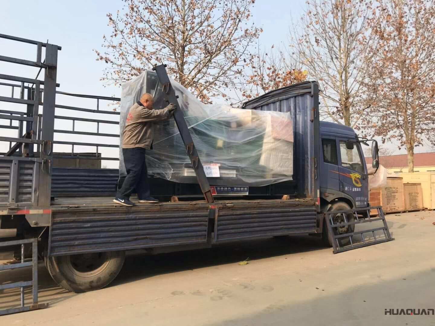 11月24日，一臺(tái)400kw立柜四保護(hù)柴油發(fā)電機(jī)組從華全動(dòng)力順利發(fā)往遼寧省