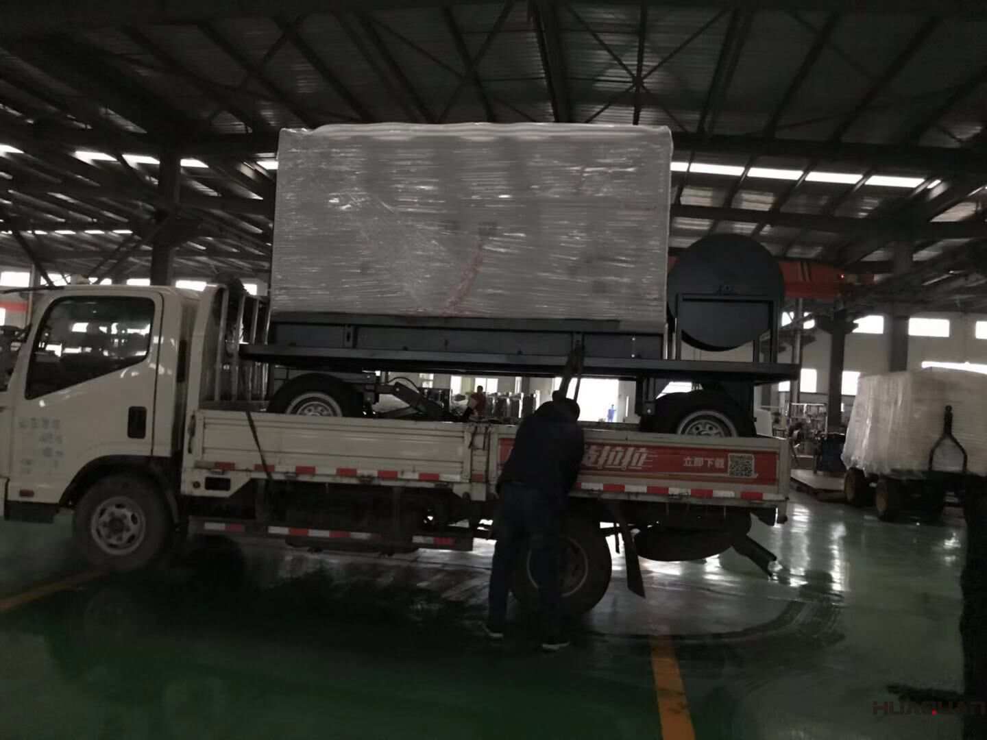 11月28日，葉先生從華全動(dòng)力訂購的一臺(tái)120kw移動(dòng)靜音拖車柴油發(fā)電機(jī)組現(xiàn)已成功發(fā)往遼寧省