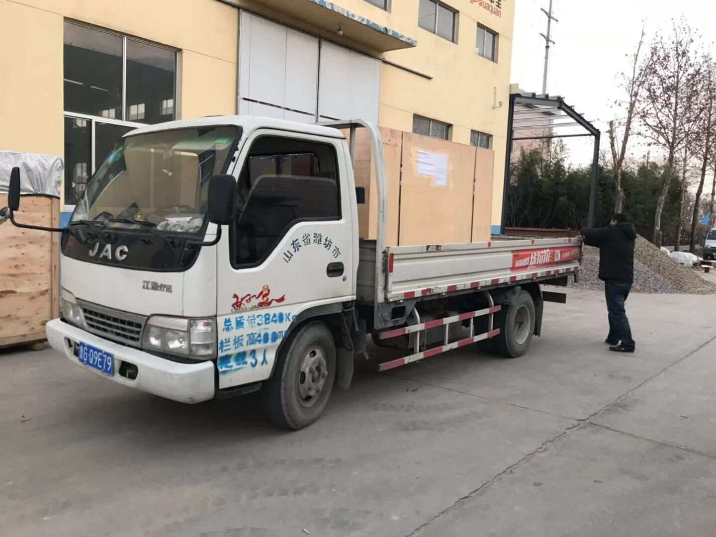 黃先生從華全動力采購的30kw標配柴油發電機組于12月11日順利發往甘肅省