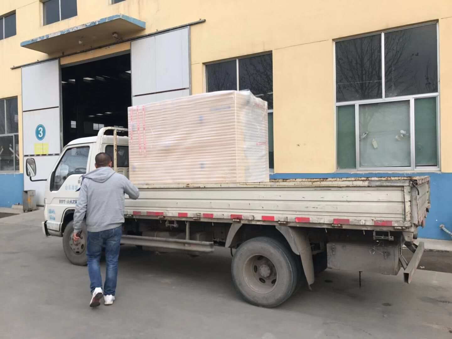 12月14日，王先生從華全動力訂購的15kw靜音箱柴油發電機組順利發往山東省