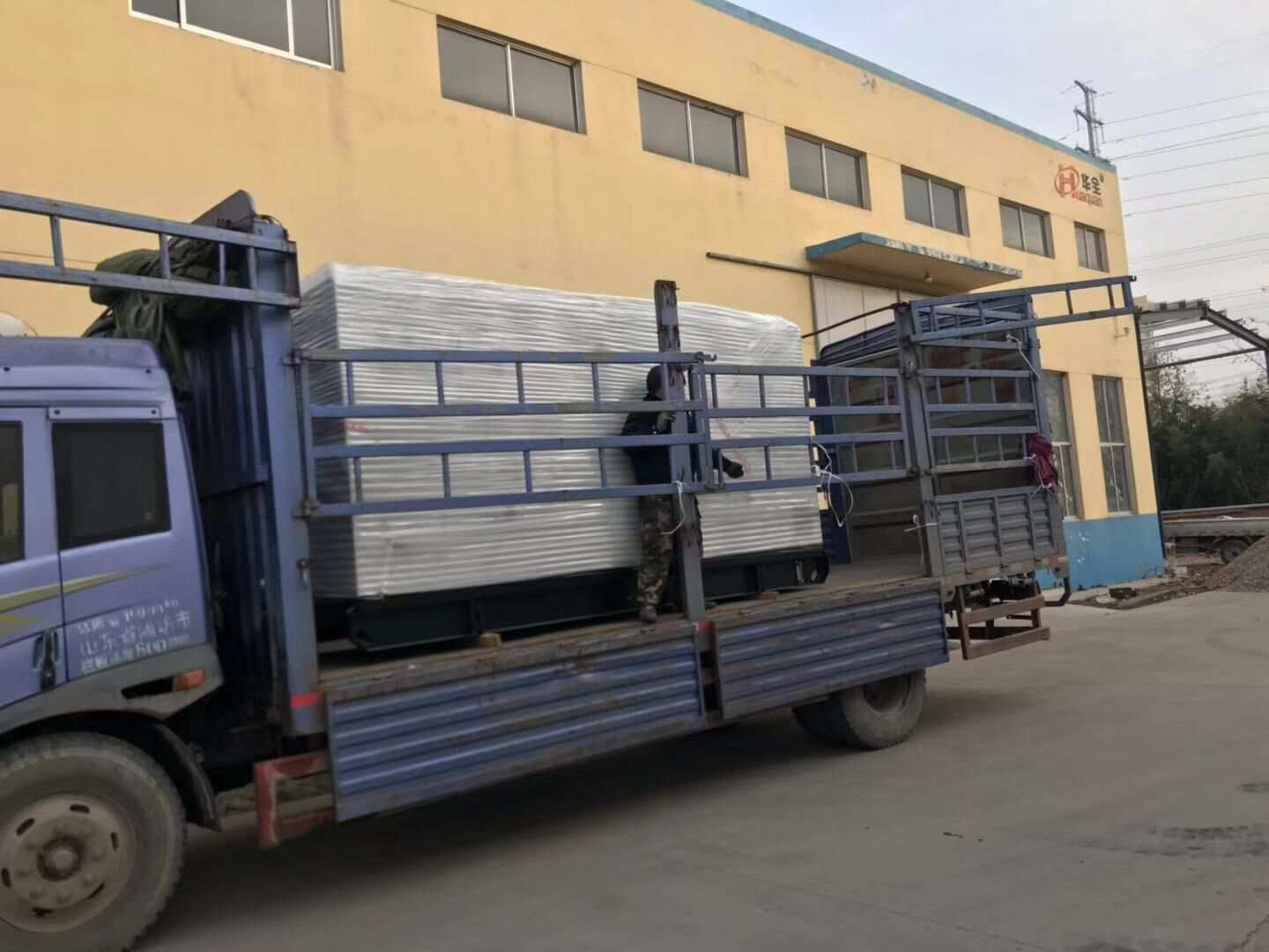 12月18日，山東省劉先生從華全動力采購的180kw自動化柴油發電機組順利發往目的地