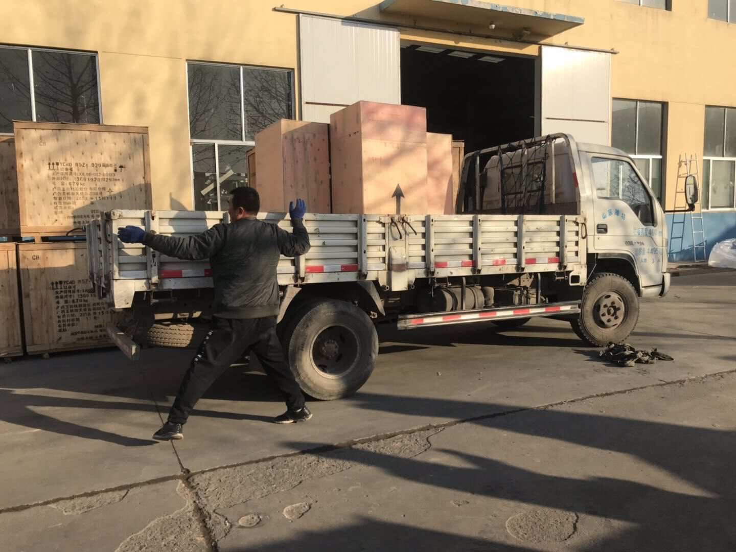 1月22日，隋先生從華全動(dòng)力采購的150kw標(biāo)配柴油發(fā)電機(jī)組已成功發(fā)往遼寧省