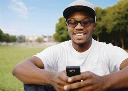 非洲電力設施不足，手機卻大量使用，主要靠這3種方法進行充電