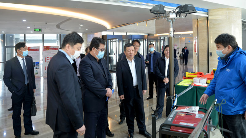 濰坊市領導蒞臨華全動力展位，詳細詢問公司發展情況、產品情況等