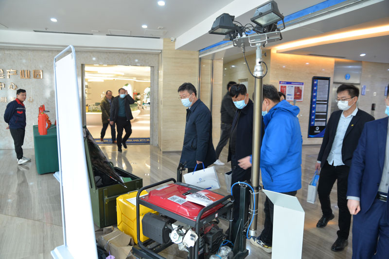 濰坊市領導蒞臨華全動力展位參觀考察發電機組、儲能電源和水泵機組