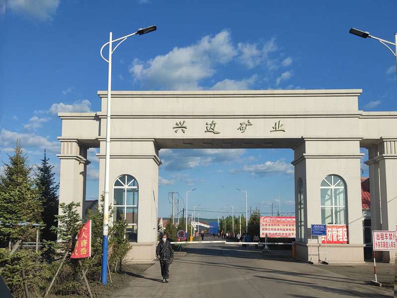 走進黑龍江某礦業公司，華全工作人員調試2400千瓦高壓并機發電機組