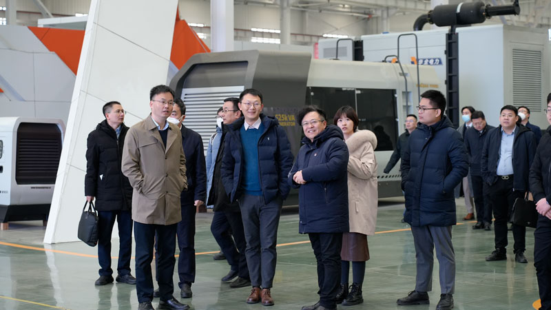 華全集團(tuán)董事長(zhǎng)趙立增為中國東方資產(chǎn)管理股份有限公司領(lǐng)導(dǎo)講解